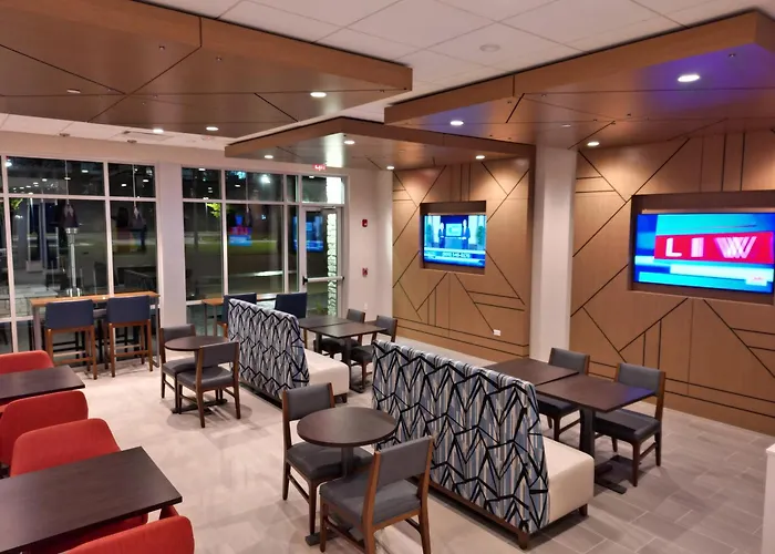 Express & Chicago By Ihg Hotel 3*