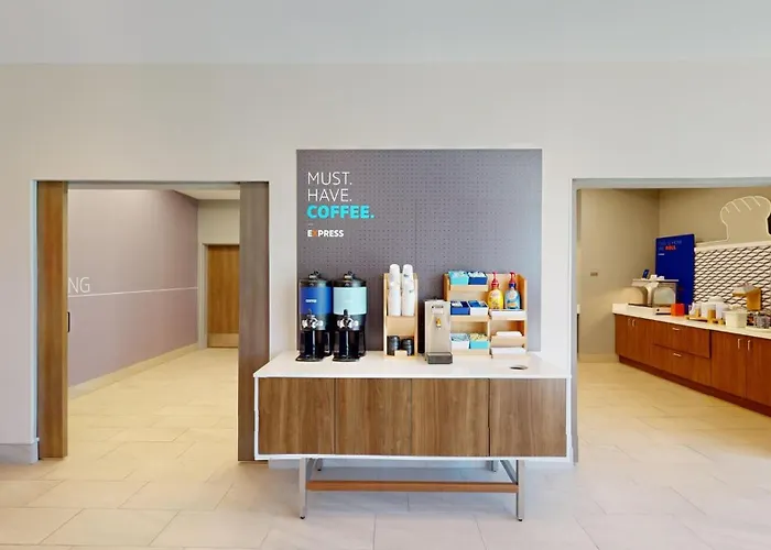 Express & Chicago By Ihg Hotel Schaumburg