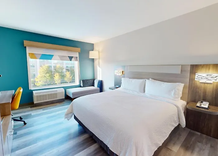 Hotel Express & Chicago By Ihg
