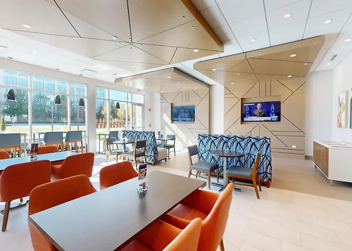 Express & Chicago By Ihg Hotel Schaumburg