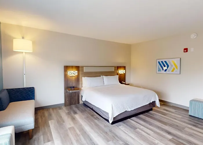 Express & Chicago By Ihg Hotel