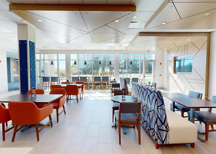 Express & Chicago By Ihg 3*