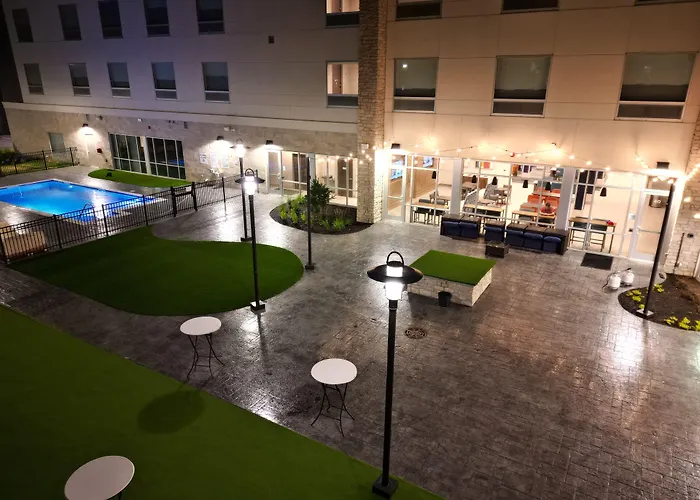 Express & Chicago By Ihg 3*