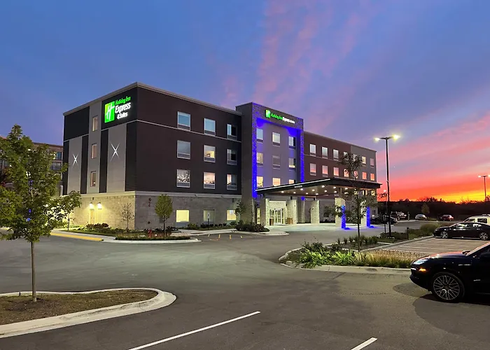 Express & Chicago By Ihg Hotel