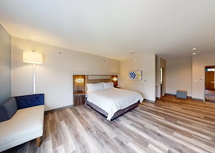 Express & Chicago By Ihg Hotel 3*