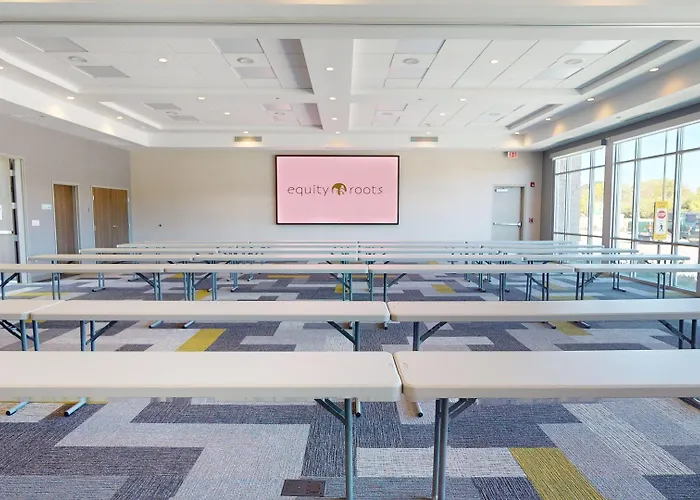 Express & Chicago By Ihg Hotel Schaumburg