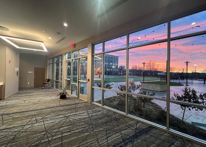 Express & Chicago By Ihg Hotel Schaumburg